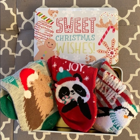 Christmas socks three pairs in a Christmas tin - Picture 3 of 5